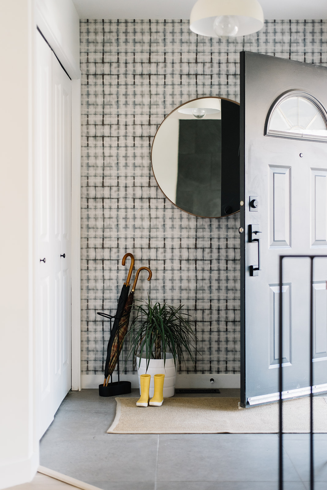 front entry, modern front entry design, front entry ideas, matte black doorknob, black door